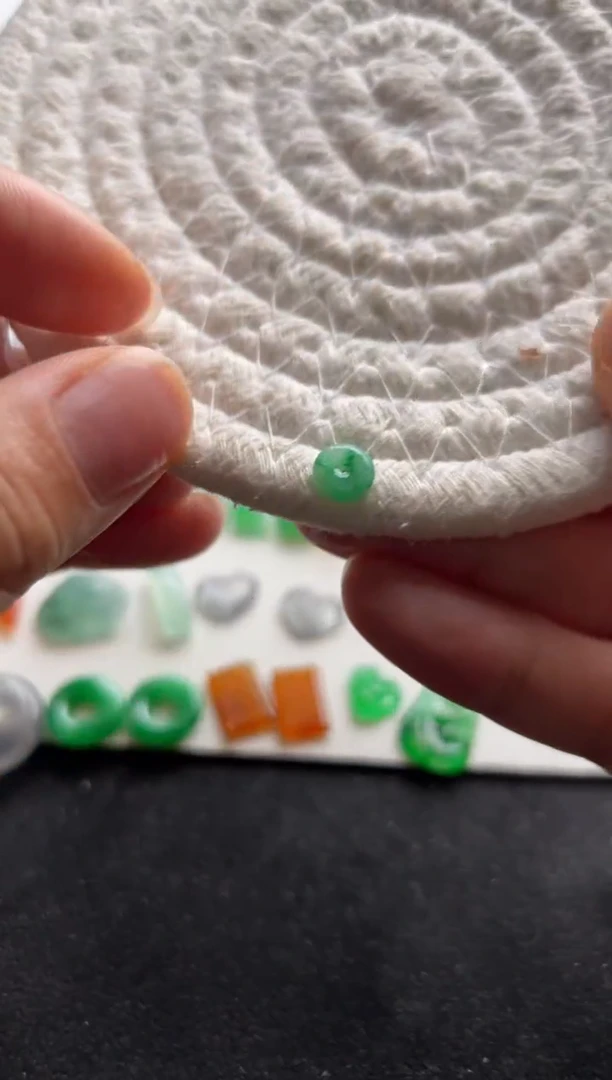 定制翡翠未镶嵌放漏无鉴赏期66小绿扣2号