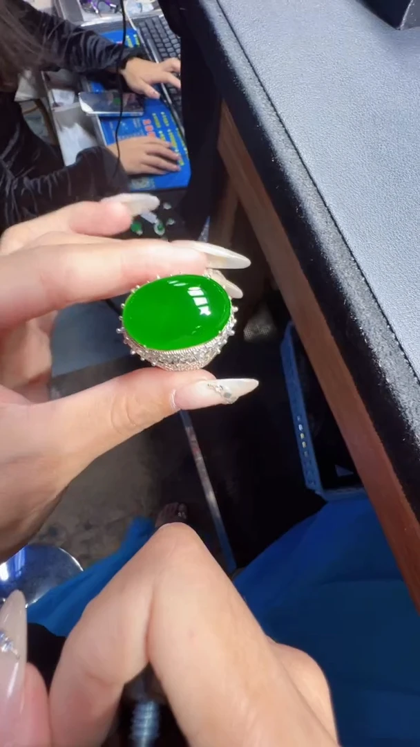 未镶嵌定制翡翠翡翠A货有轻微色差属于正常现象，蛋面多样性发货1