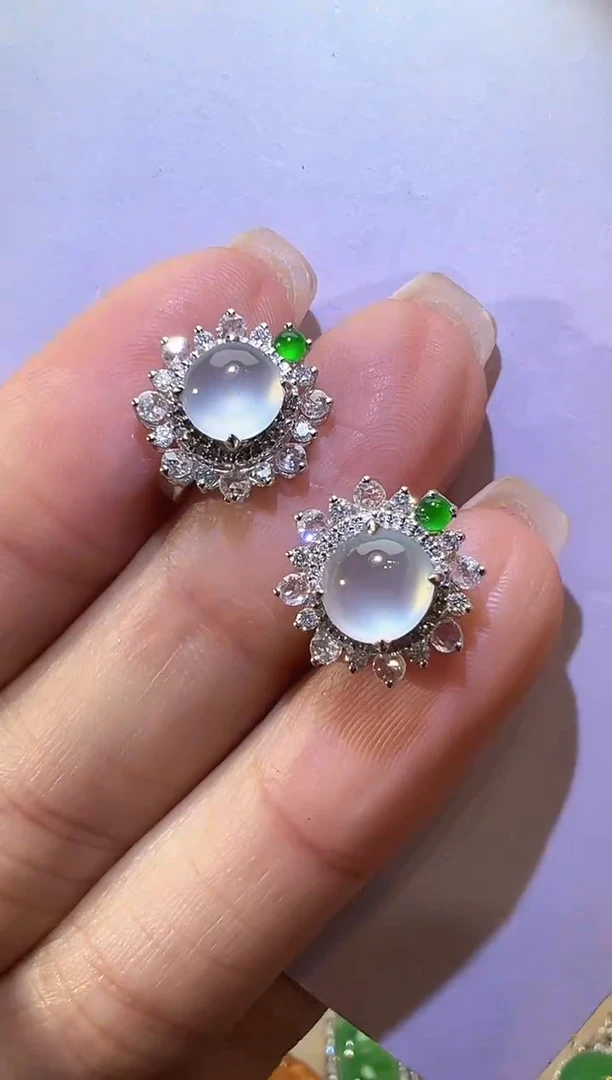 18K金镶嵌翡翠耳饰蛋面