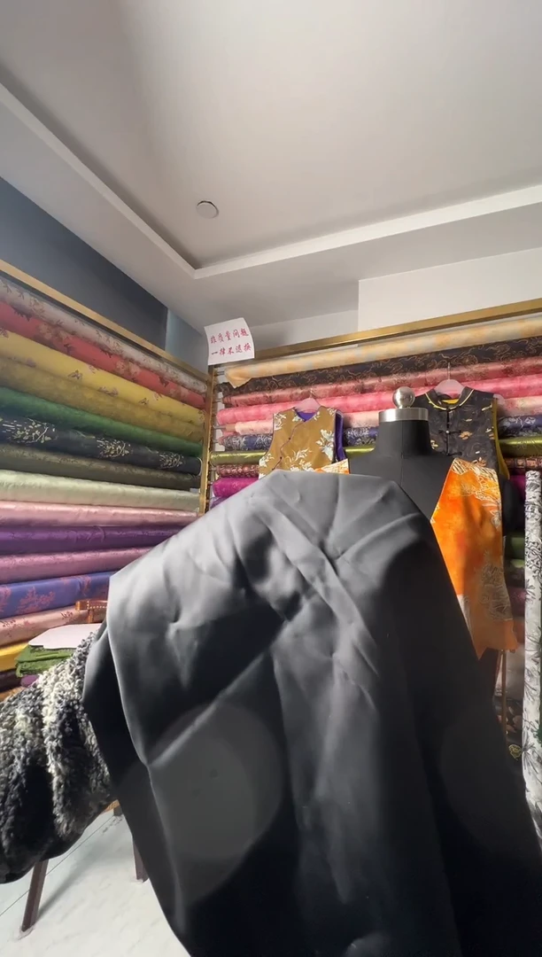 62厘米醋酸弹力缎面黑色漏纱(瑕)