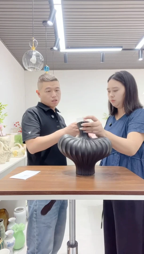 灯笼果黑色陶瓷