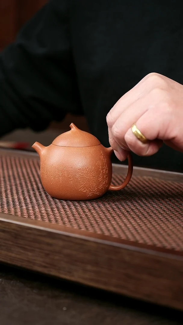 茶壶紫砂五彩泥刻绘匏瓜{微瑕}