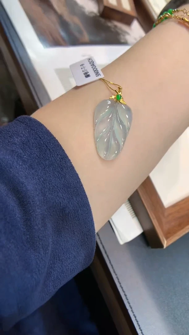 颈饰18K金镶嵌翡翠叶子