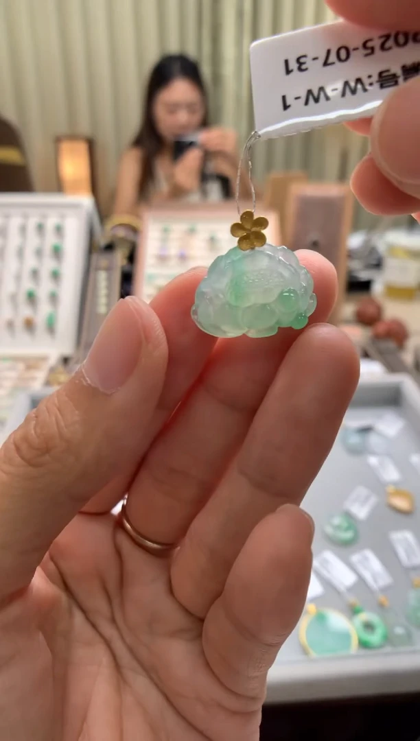 翡翠18K金镶嵌颈饰花件