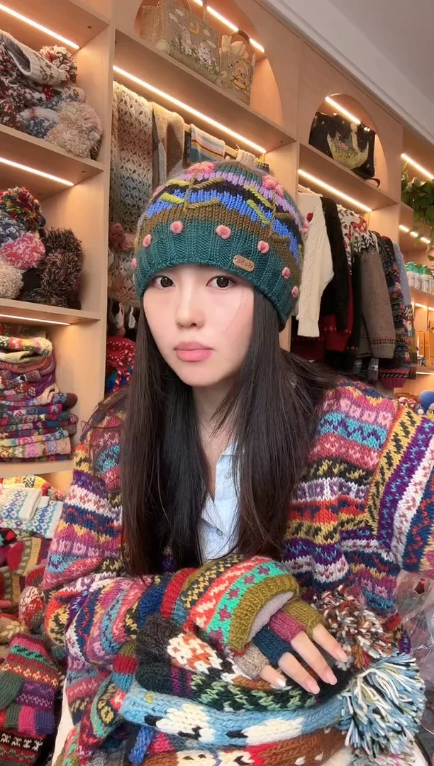 羊毛孔雀蓝五瓣花刺绣帽