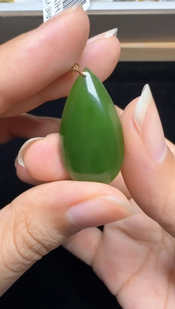 颈饰18K金镶嵌和田玉碧玉吊坠