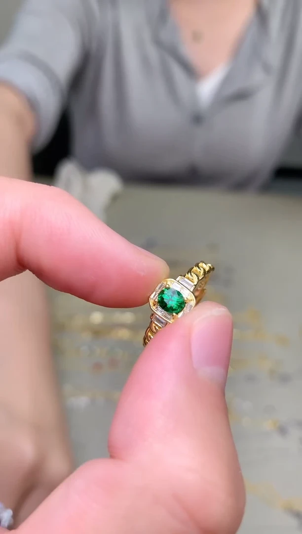 银S925镶嵌戒指石榴石（沙弗莱）戒指