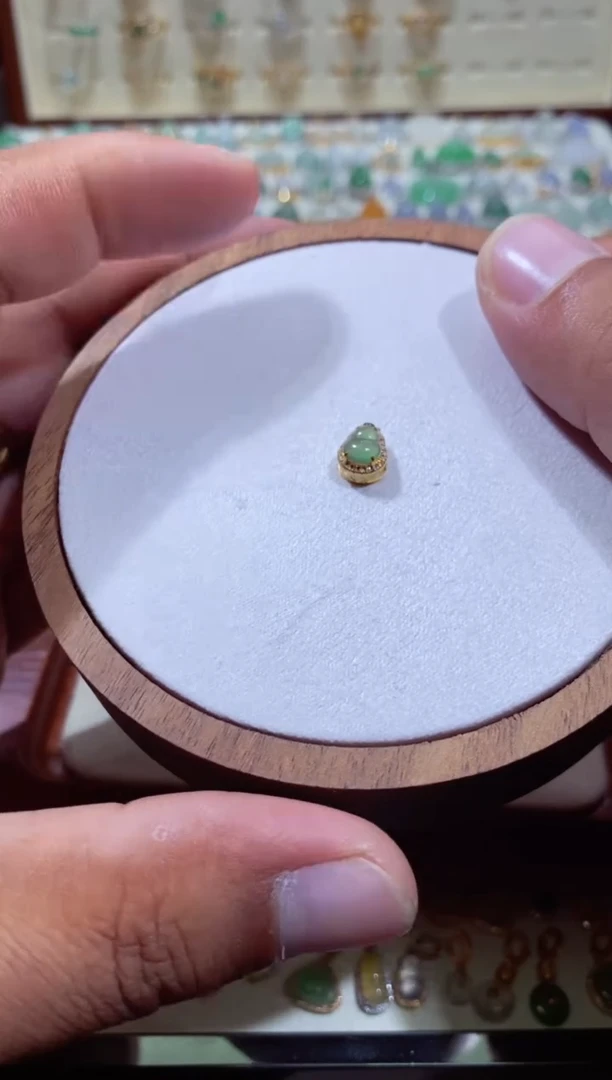 颈饰18K金镶嵌翡翠11111