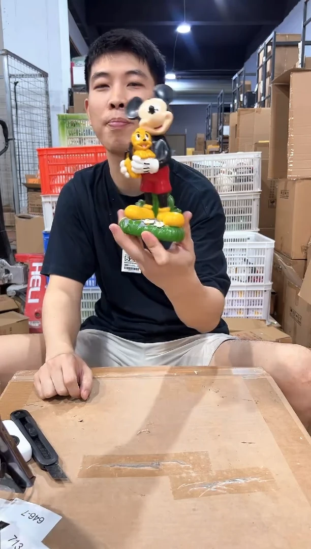 瓷片树脂米奇抱布鲁托摆件微瑕