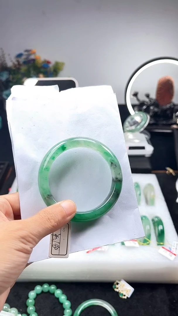 石英质玉（非洲翠）手镯未镶嵌手镯