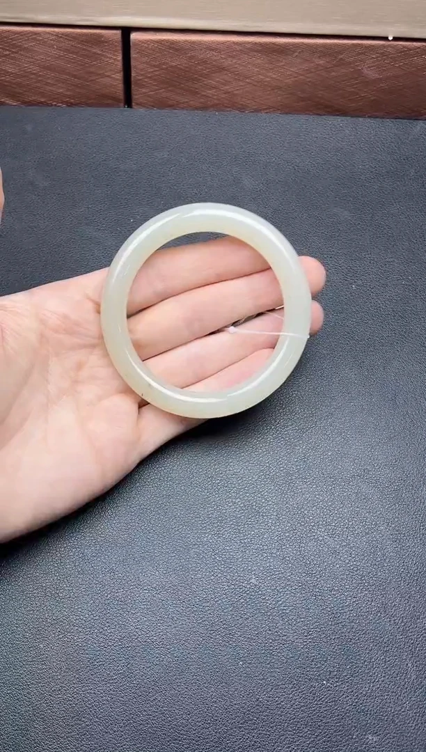 未镶嵌手镯和田玉黑山微色差54+手镯