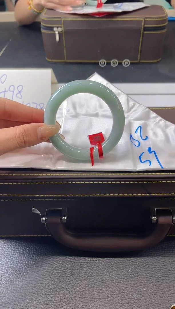 【闪购商品】翡翠手镯未镶嵌手镯