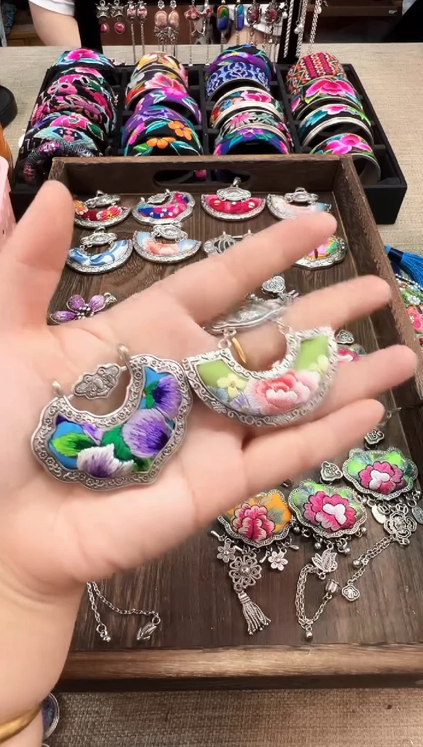 织绣K***q云织谣老绣饰品200