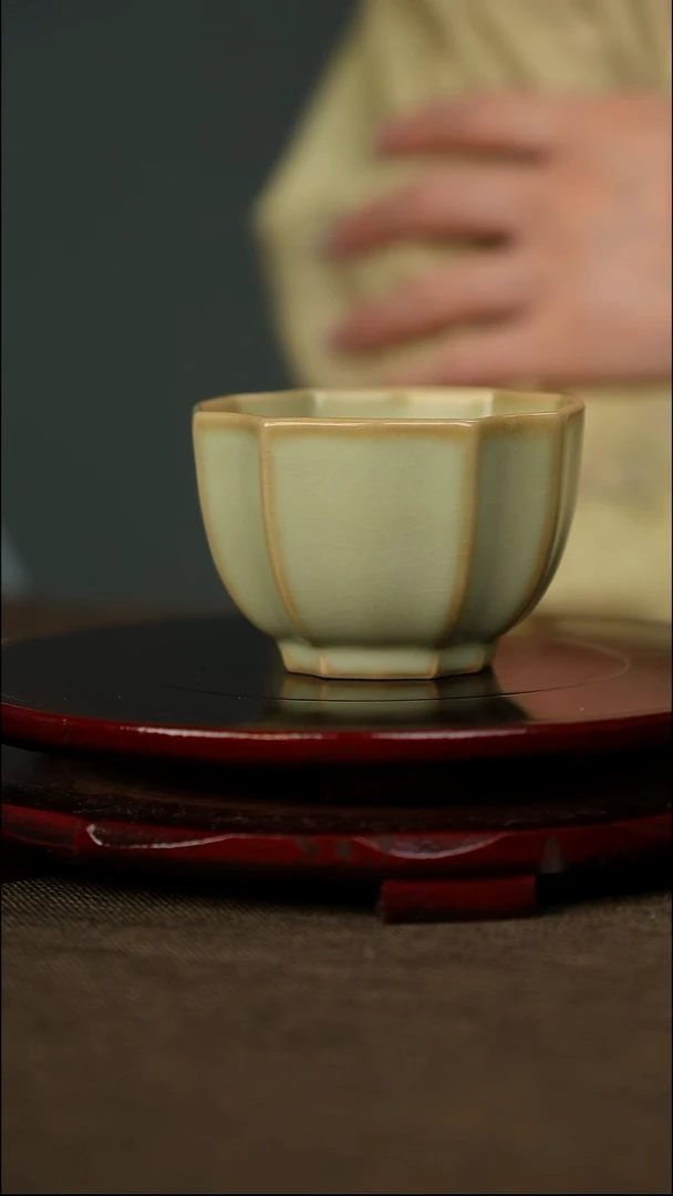 粉青 四方葵口杯 带底款