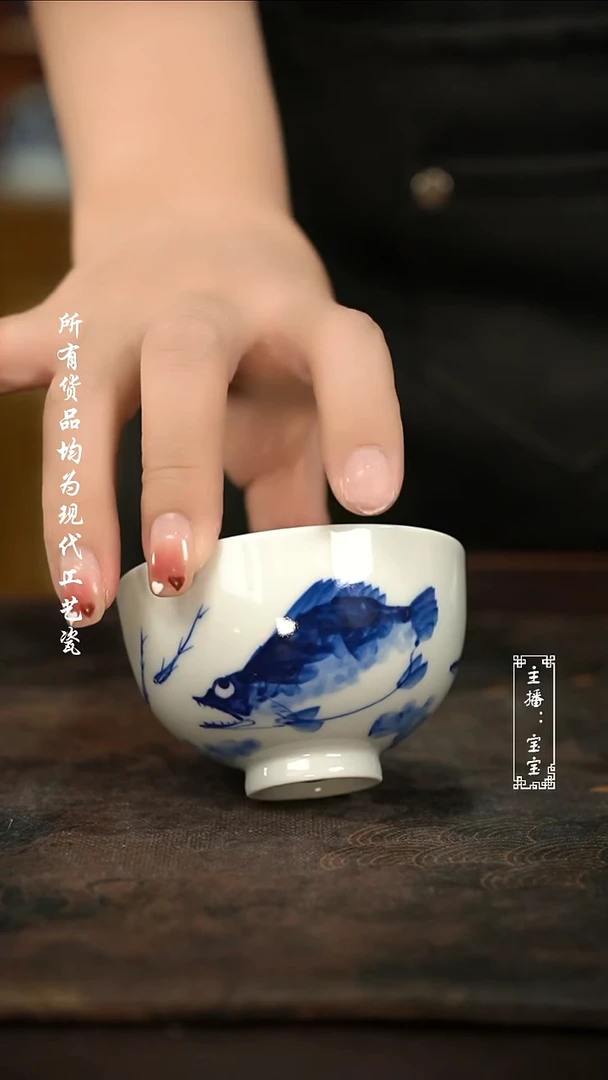 微瑕 福利手绘现代高温瓷  鱼鸡心杯