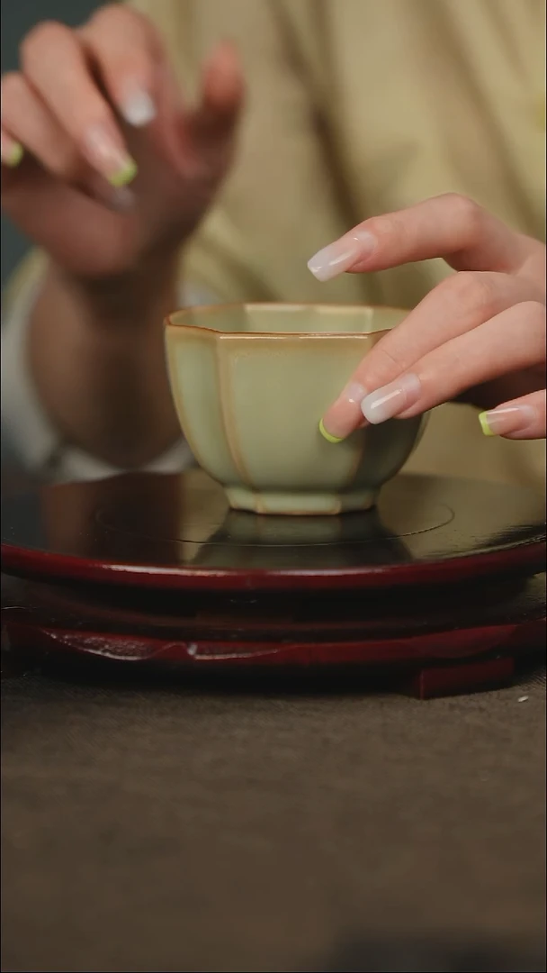 粉青 四方葵口杯 带底款