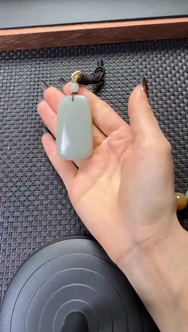 吊坠(赠链)未镶嵌和田玉且末近矿无事牌