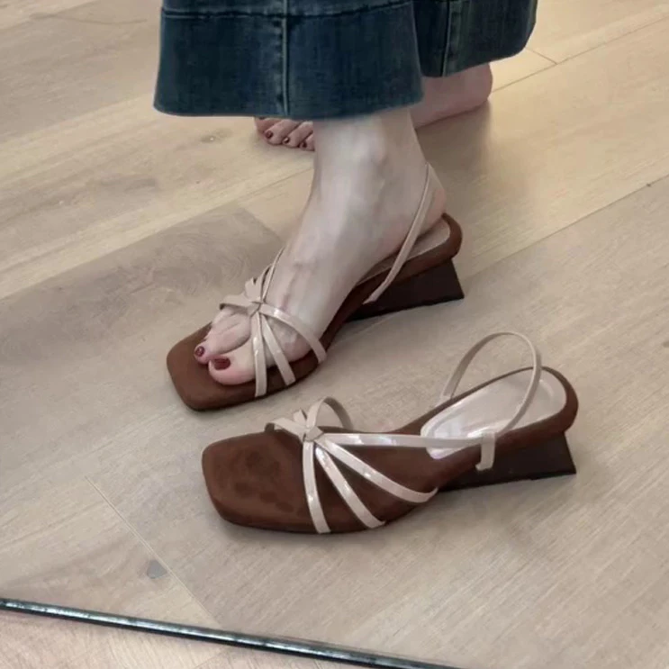 羊皮版~法式绑带一字时尚坡跟凉鞋女方头配裙子露趾高跟罗马凉鞋