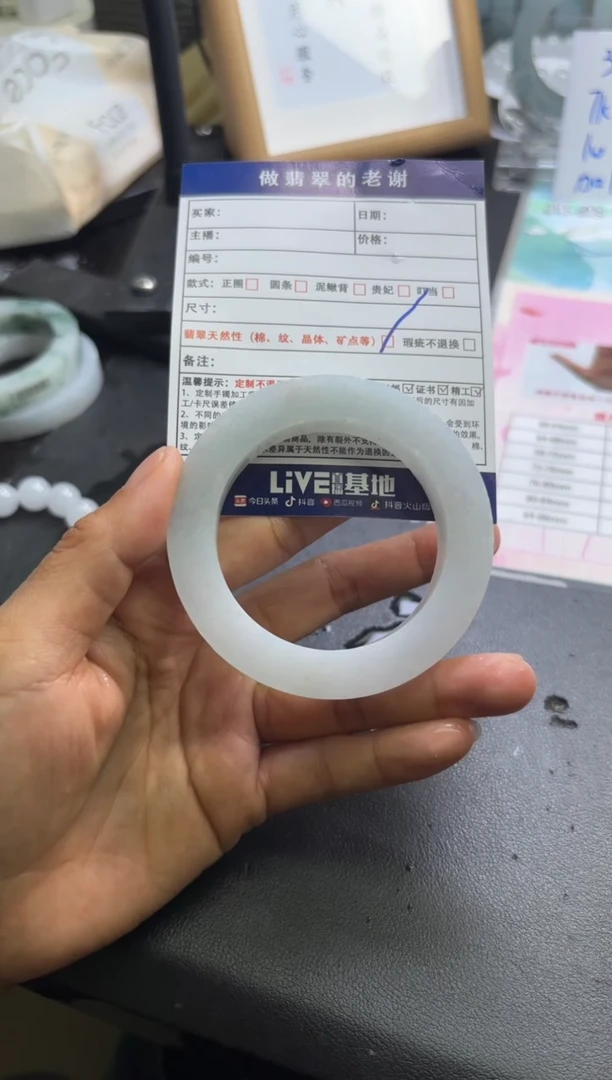 未镶嵌手镯定制翡翠大*：定制手镯不退不换