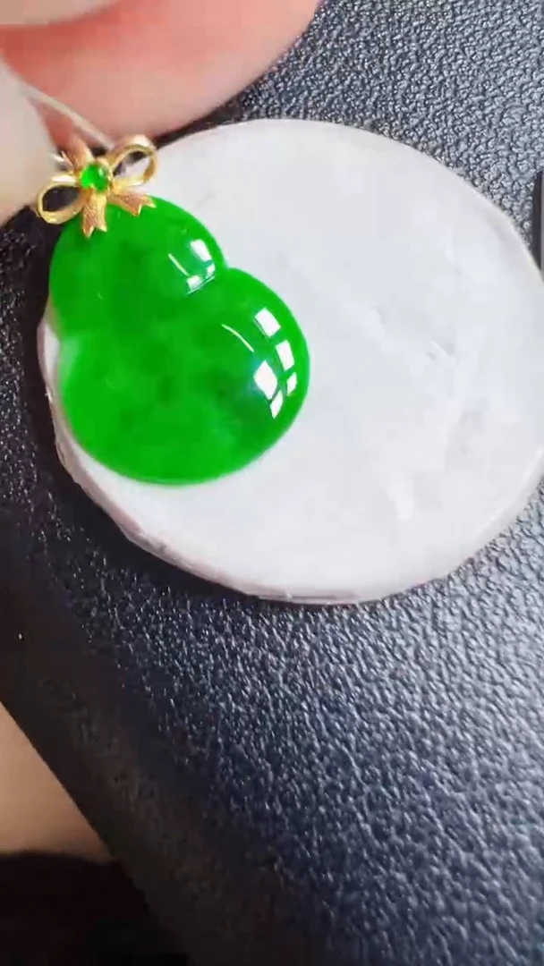 颈饰18K金镶嵌翡翠葫芦