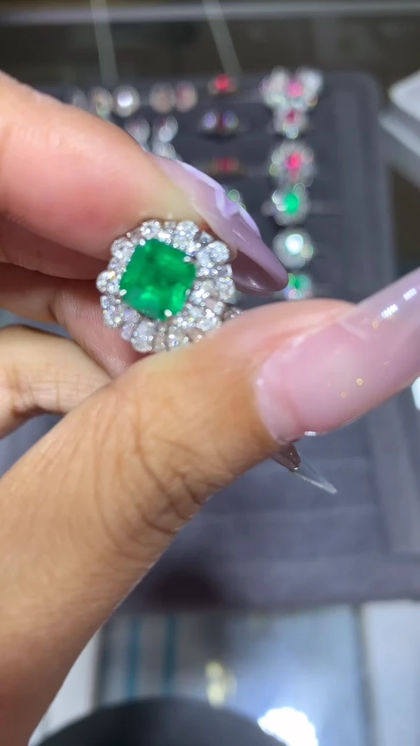 18K金镶嵌戒指祖母绿1.3CT