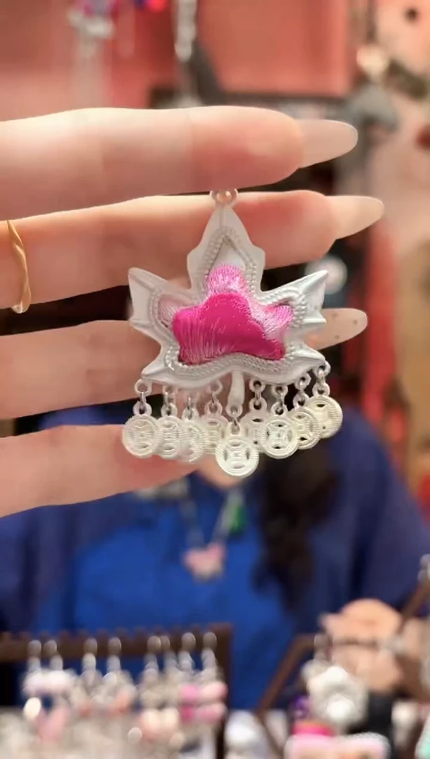 织绣张**.云织谣民族风精美饰品   1