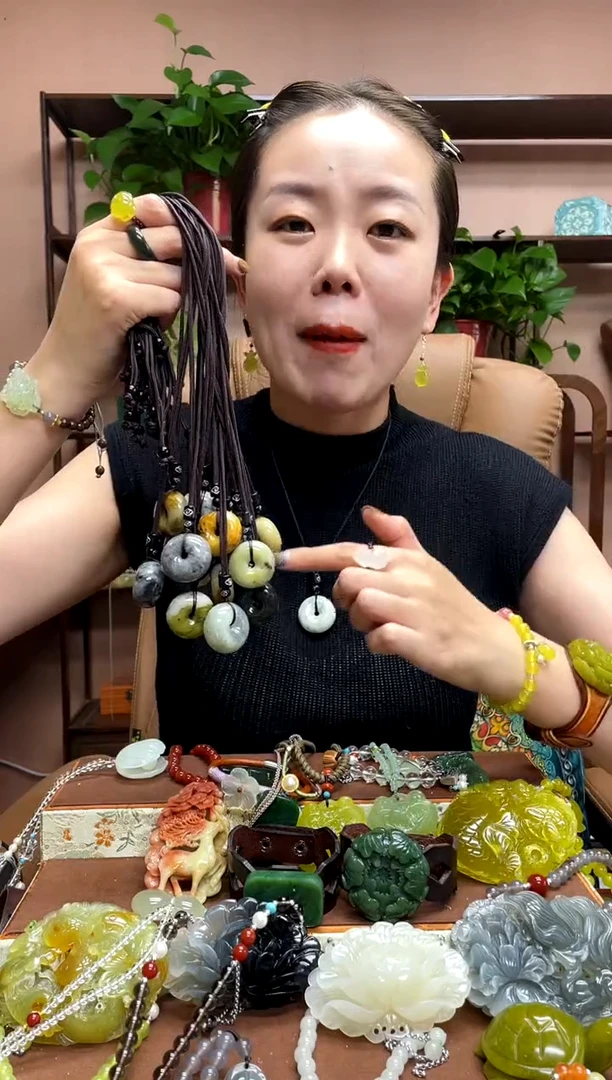 未镶嵌岫玉吊坠多样性发货发其中之一