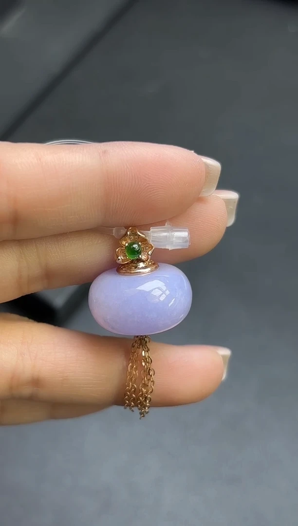 颈饰18K金镶嵌翡翠灯笼扣