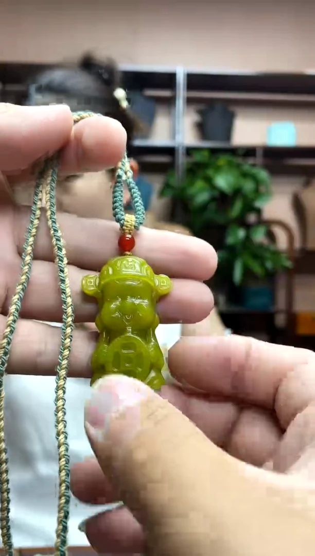 岫玉未镶嵌颈饰·