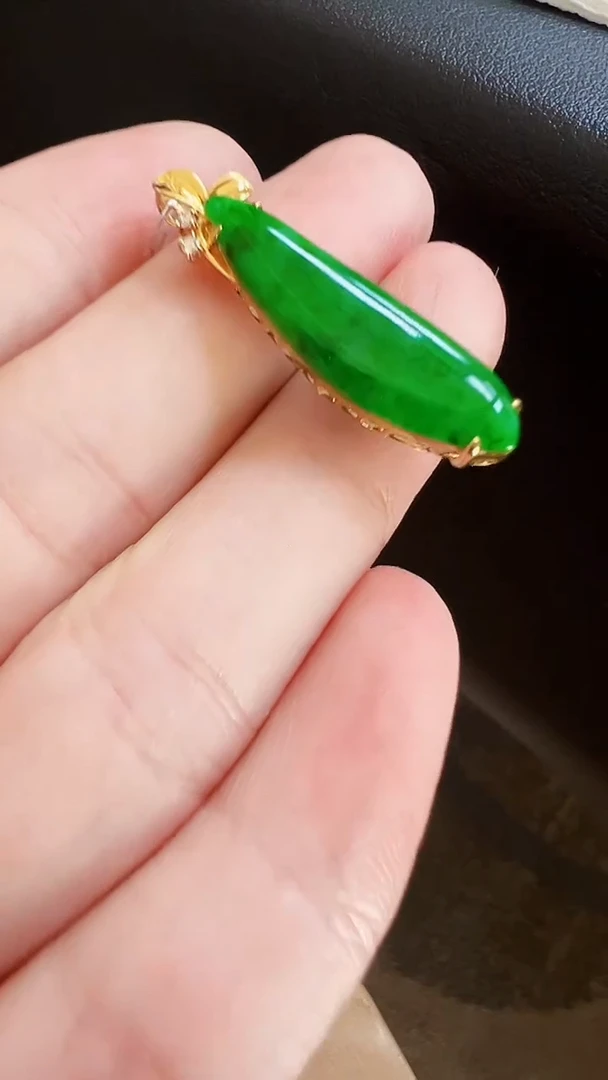 颈饰18K金镶嵌翡翠瓜