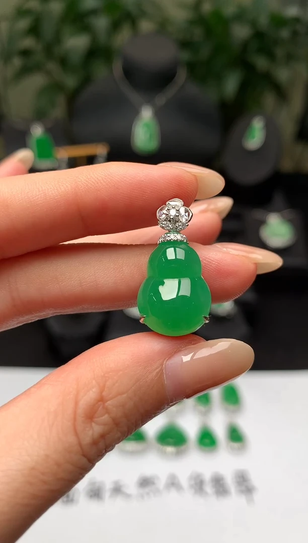 颈饰18K金镶嵌翡翠葫芦