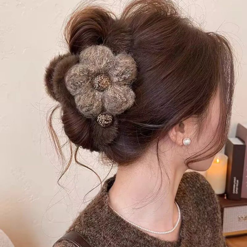 毛绒花朵抓夹女秋冬鲨鱼夹发夹2025新款高级感后脑勺盘发夹子发饰