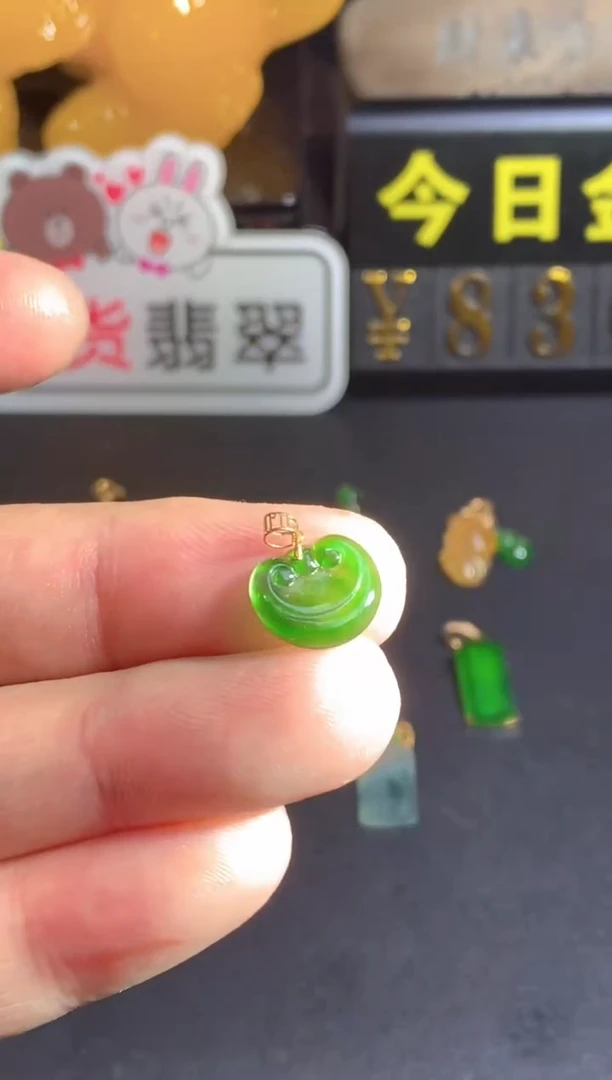 颈饰18K金镶嵌翡翠