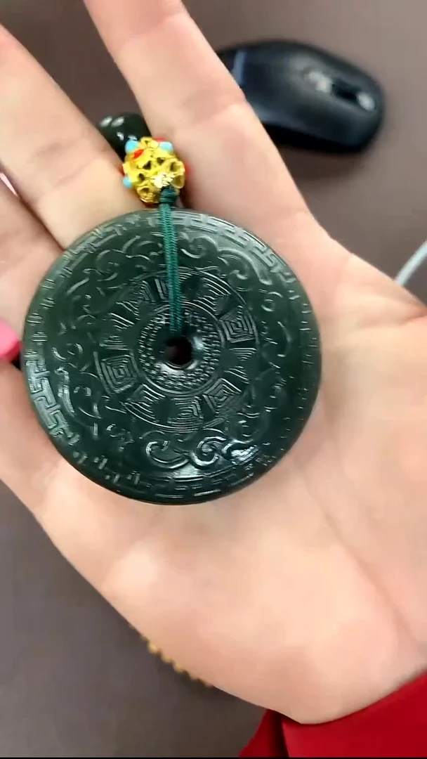 颈饰未镶嵌透闪石质玉吊坠