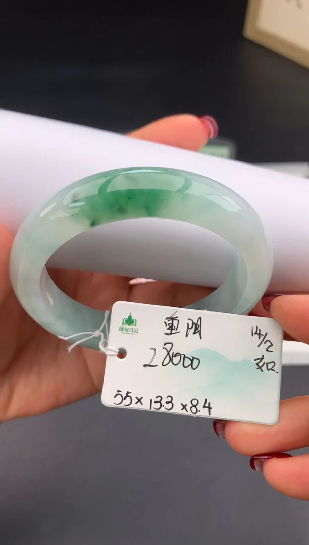 【闪购商品】翡翠手镯未镶嵌 #情人节#送礼，下单联系客服核对地址~