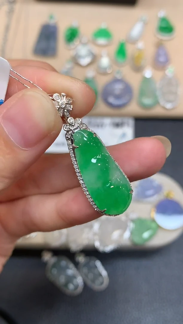 颈饰18K金镶嵌翡翠福豆【无服务费