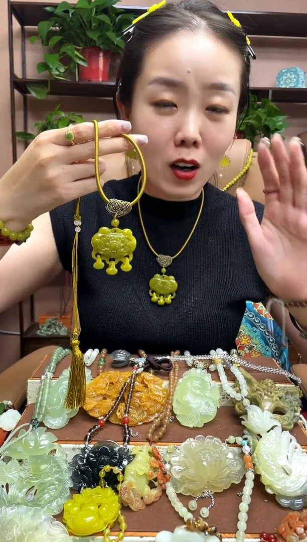 未镶嵌岫玉颈饰多样性发货发其中之一
