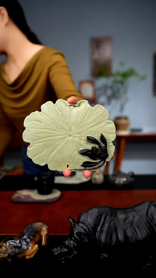 天然紫袍玉荷花壶承
