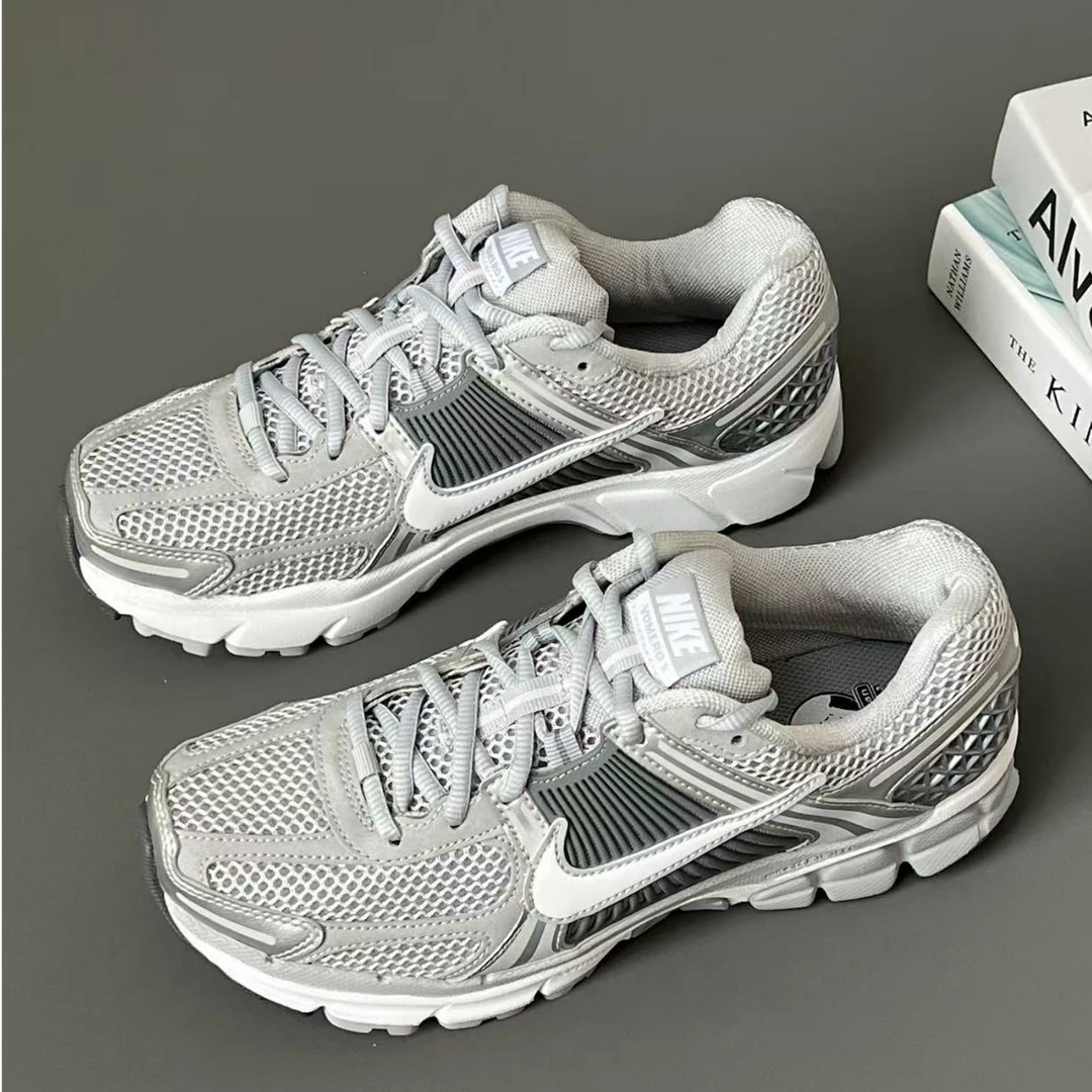 【夏日户外】NIKE/耐克男子 ZOOM VOMERO 5透气休闲鞋FJ4151-003