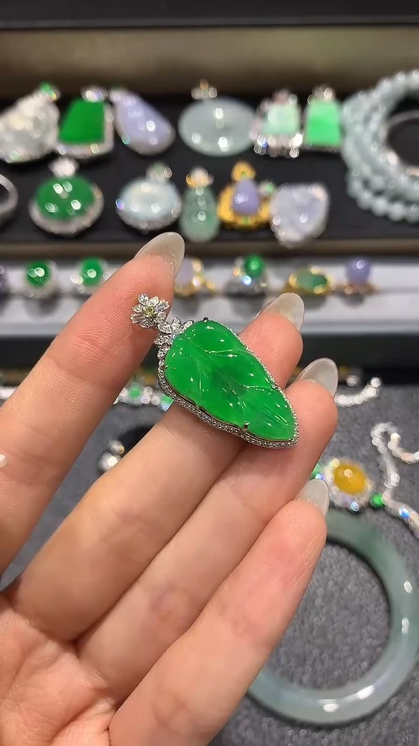 【闪购商品】翡翠吊坠(不含链)18K金镶嵌12团购