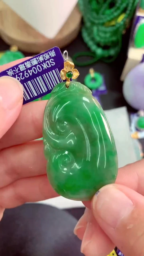 颈饰18K金镶嵌翡翠挂件