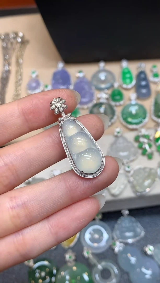 颈饰18K金镶嵌翡翠福豆【无服务费