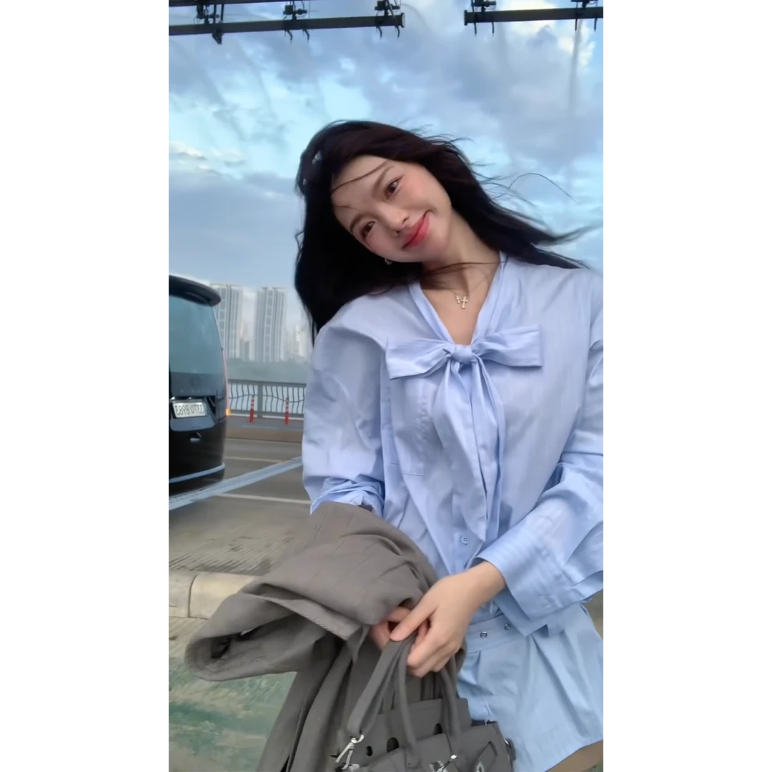 韩系蓝色蝴蝶结长袖衬衫女春秋季新款小众设计感宽松慵懒内搭上衣