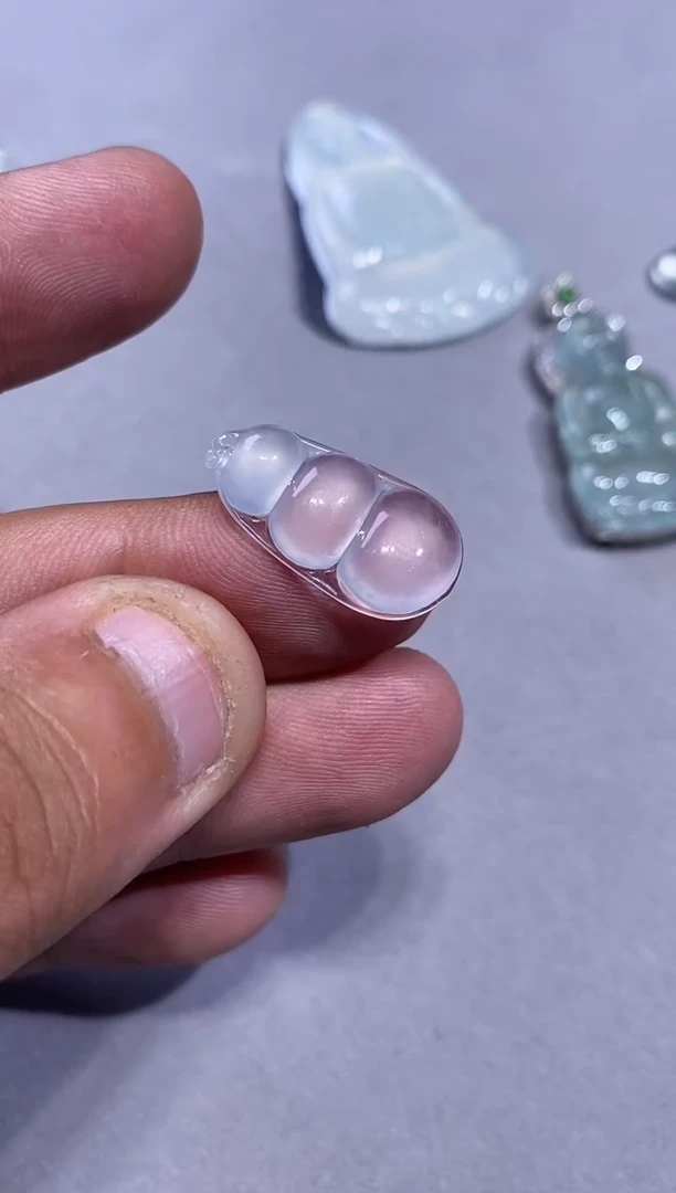 吊坠(不含链)未镶嵌翡翠豆子2800  23.4  12.8  4.2