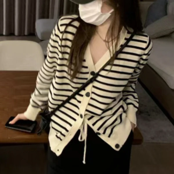 【粉丝专享】长袖女春秋款小开衫外套宽松加大印花港风V领上衣女506