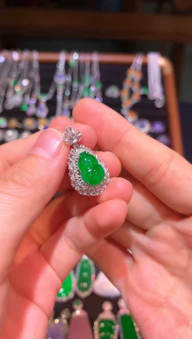 吊坠(赠链)18K金镶嵌翡翠满冰满绿葫芦吊坠