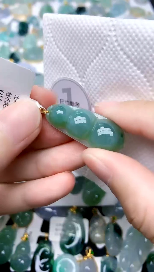 颈饰18K金镶嵌翡翠天然A货翡翠