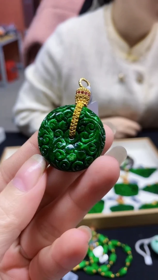 颈饰未镶嵌翡翠吊坠-82