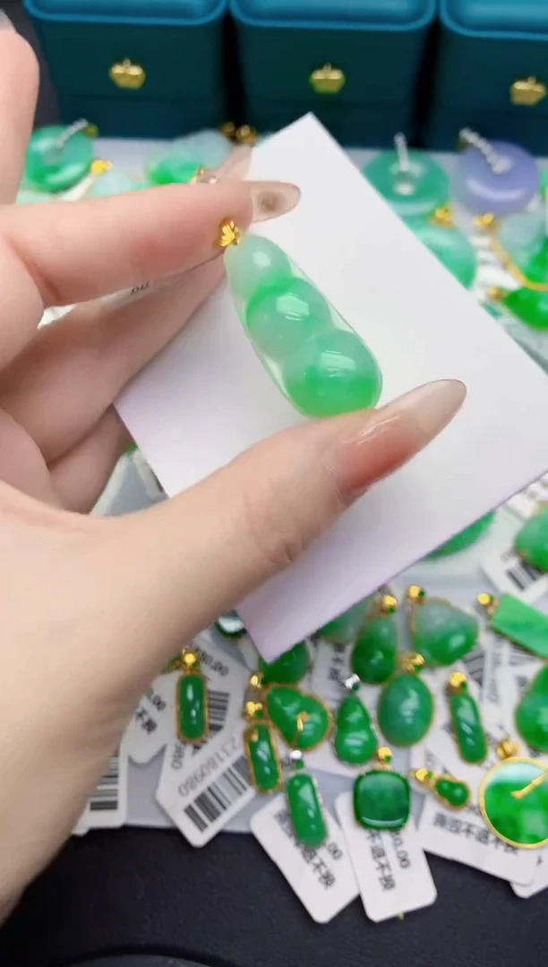 颈饰18K金镶嵌翡翠缅甸天然翡翠A货