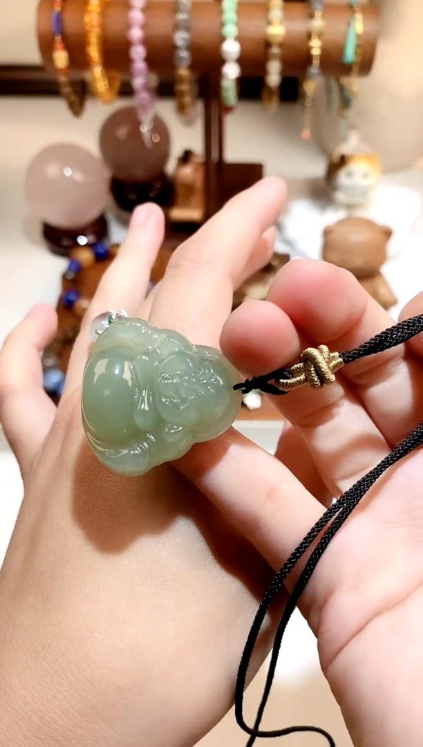 颈饰未镶嵌和田玉冰晴佛公吊坠 30 多样性发一